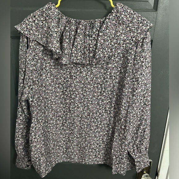 Tiny floral print blouse with ruffle collar and tie at neck - Picture 6 of 6